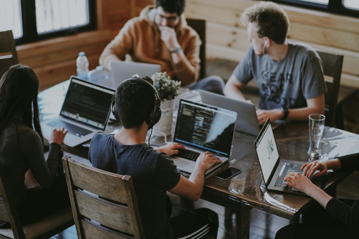 Cómo identificar las tendencias emergentes para emprender en 2025: Guía para adelantarse a la competencia - Ideas de Negocios Hoy